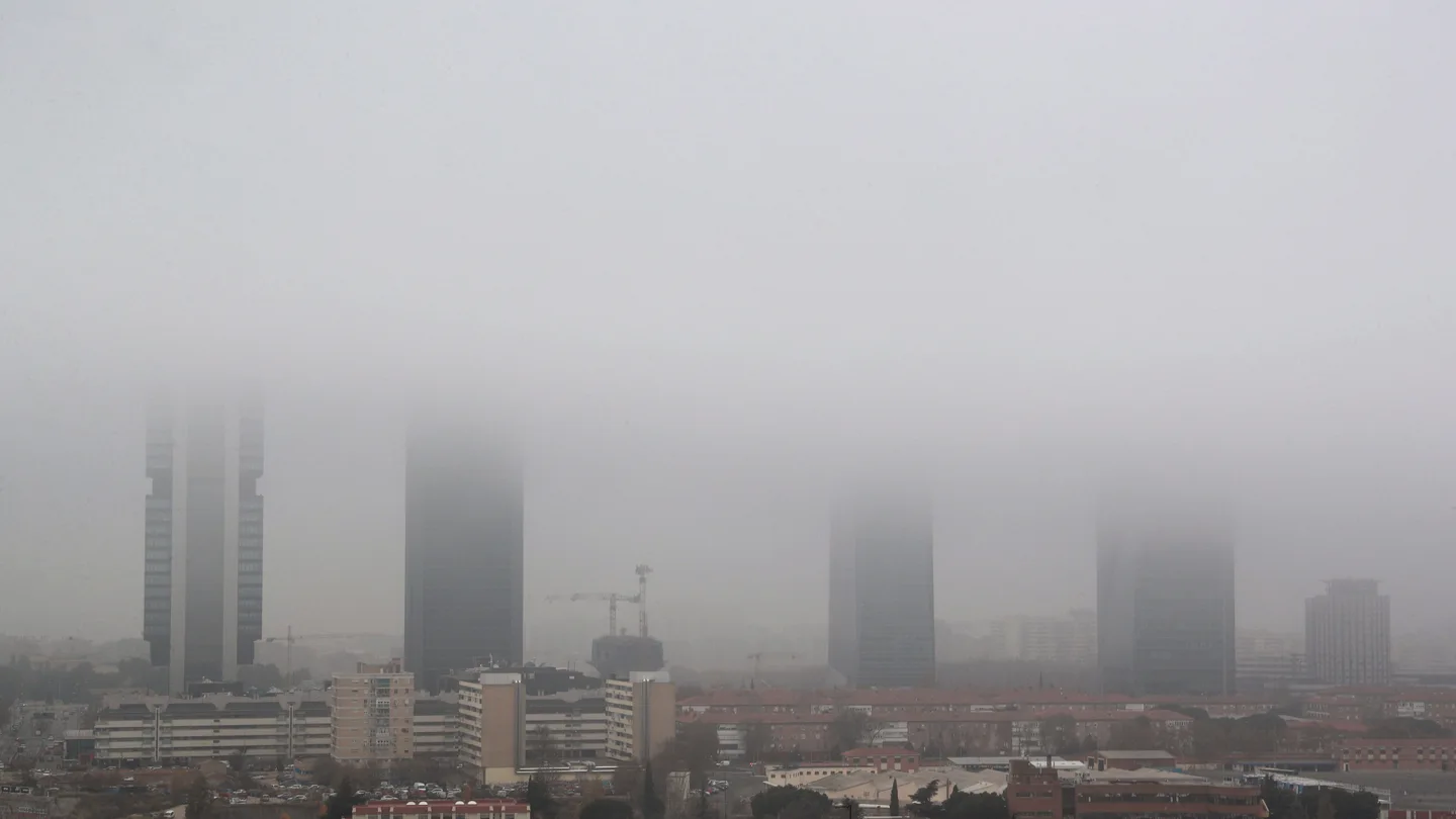 Vista de las Cuatro Torres de Madrid cubiertas por la niebla Vista de las Cuatro Torres de Madrid cubiertas por la niebla