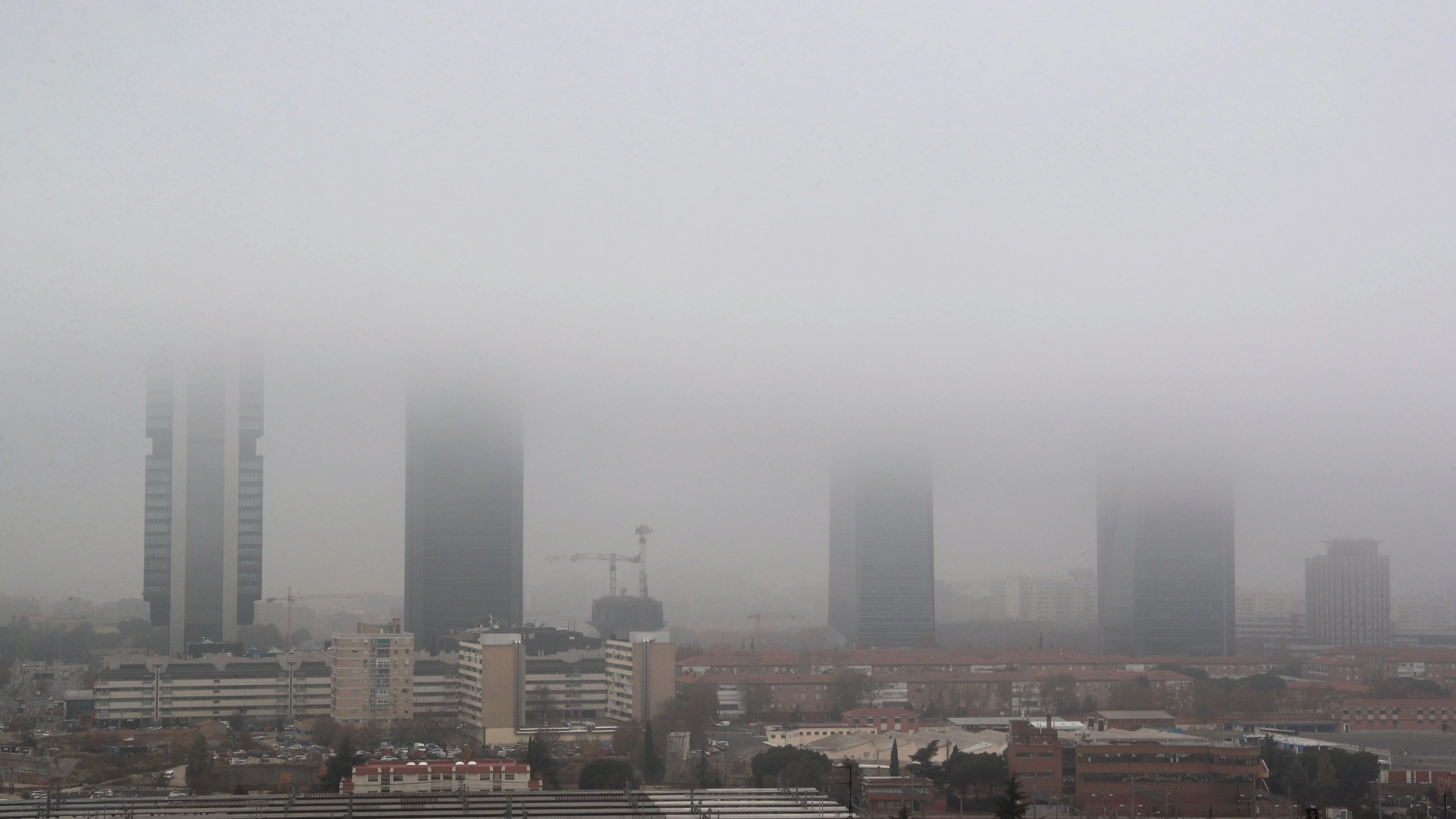 Vista de las Cuatro Torres de Madrid cubiertas por la niebla