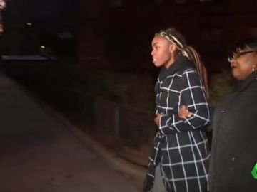 Libertad sin cargos para la mujer a la que la policía agredió con su bebé en brazos Libertad sin cargos para la mujer a la que la policía agredió con su bebé en brazos