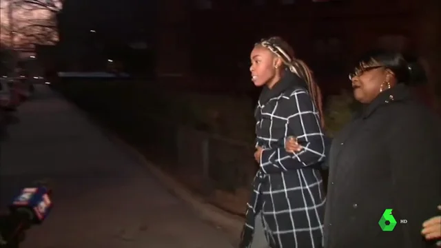 Libertad sin cargos para la mujer a la que la policía agredió con su bebé en brazos Libertad sin cargos para la mujer a la que la policía agredió con su bebé en brazos