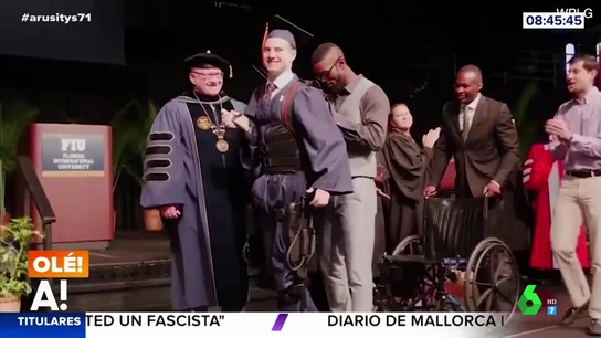 Un universitario parapléjico logra caminar para recoger su diploma de fin de carrera gracias a un exoesqueleto Un universitario parapléjico logra caminar para recoger su diploma de fin de carrera gracias a un exoesqueleto