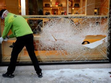 Cristales rotos tras el atraco a una tienda de lujo en Valencia Cristales rotos tras el atraco a una tienda de lujo en Valencia