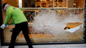 Cristales rotos tras el atraco a una tienda de lujo en Valencia