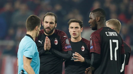 Los jugadores del Milan protestan una acción ante el árbitro Los jugadores del Milan protestan una acción ante el árbitro