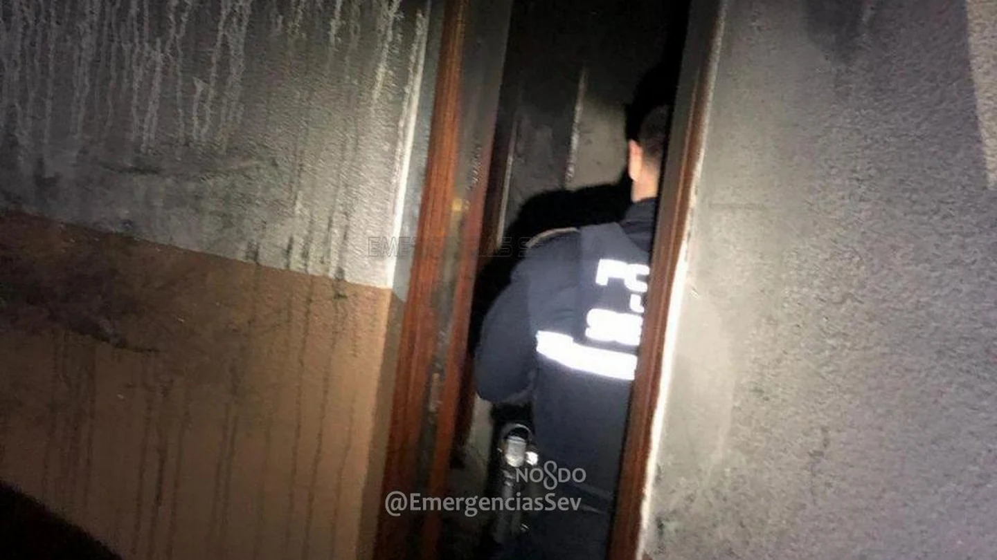 Los efectivos de Emergencias de Sevilla acuden al domicilio incendiado Los efectivos de Emergencias de Sevilla acuden al domicilio incendiado