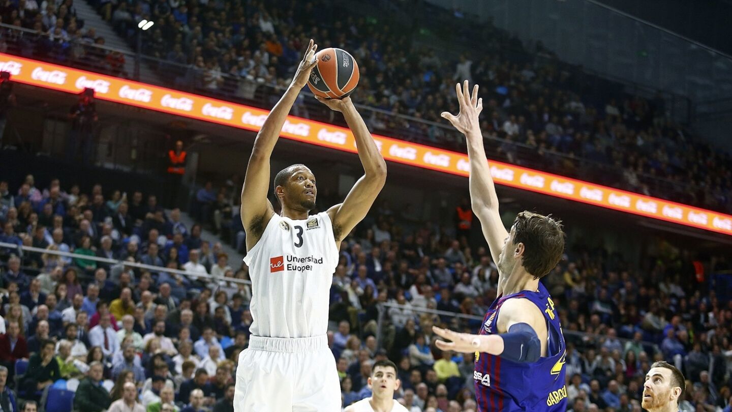 Randolph lanza un triple ante la defensa de Tomic