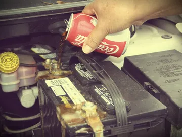 Refresco de cola en la batería  Refresco de cola en la batería