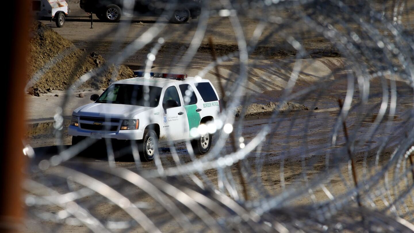 Agentes de la patrulla fronteriza estadounidense refuerzan las barreras de alambres de acero a lo largo de la l&iacute;nea fronteriza en la ciudad de Tijuana (M&eacute;xico)