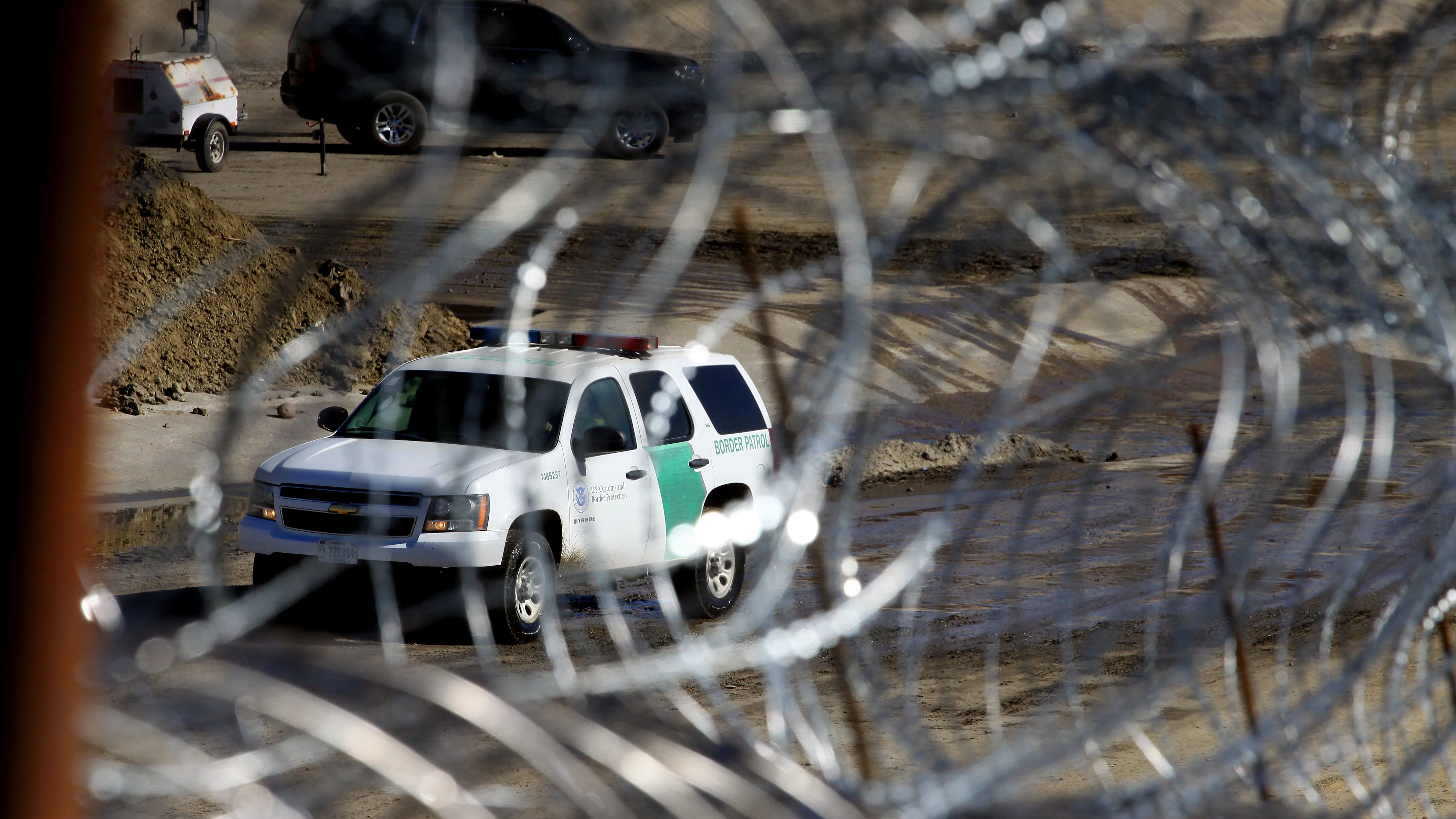 Agentes de la patrulla fronteriza estadounidense refuerzan las barreras de alambres de acero a lo largo de la línea fronteriza en la ciudad de Tijuana (México)