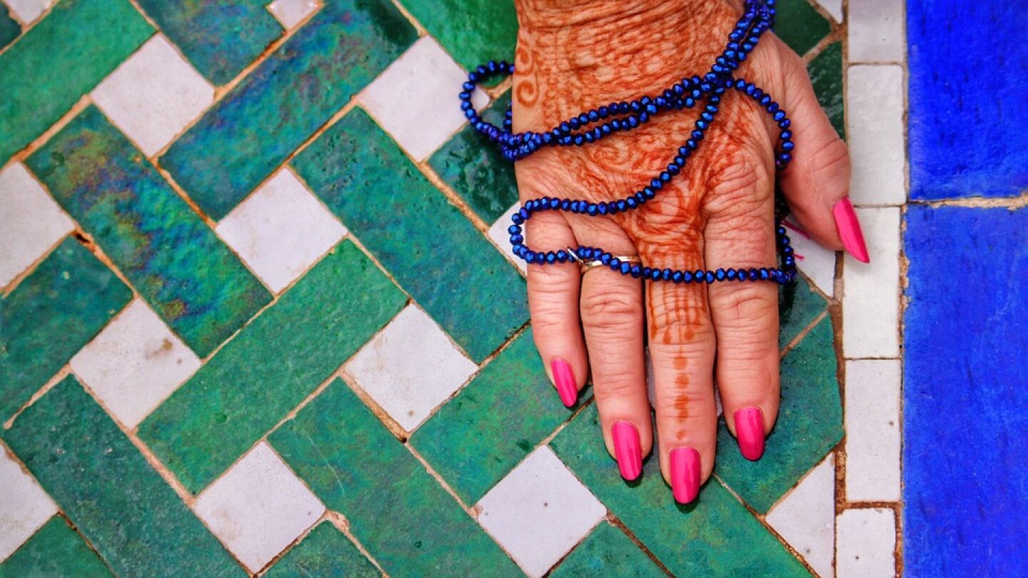Mano de una mujer marroqu&iacute;