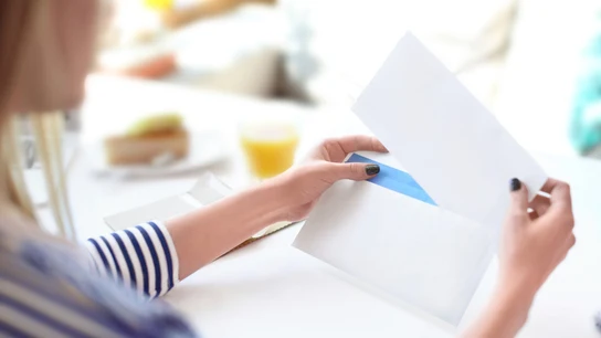 Abriendo una carta Abriendo una carta