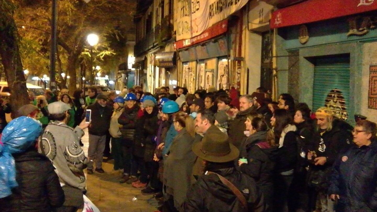 Gente concentrada ante la vivienda de Pepi para paralizar su deshaucio
