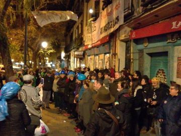Gente concentrada ante la vivienda de Pepi para paralizar su deshaucio Gente concentrada ante la vivienda de Pepi para paralizar su deshaucio