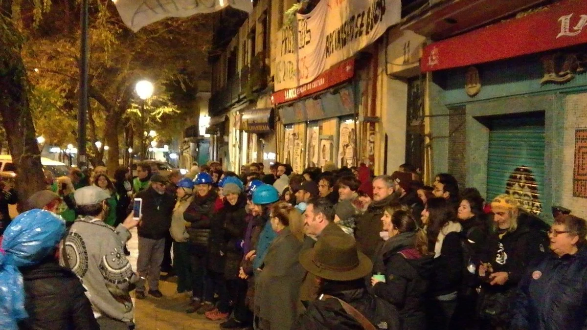 Gente concentrada ante la vivienda de Pepi para paralizar su deshaucio