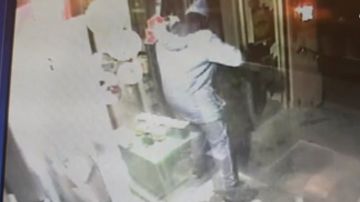 Terrorista de Estrasburgo robando en una farmacia 