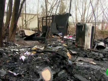 Seis personas mueren en el incendio de una casa de madera albergada por sin techo y refugiados en Varsovia Seis personas mueren en el incendio de una casa de madera albergada por sin techo y refugiados en Varsovia