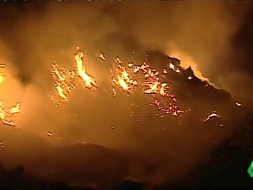 El incendio de la fábrica de reciclaje abandonada en Valencia continua activo El incendio de la fábrica de reciclaje abandonada en Valencia continua activo