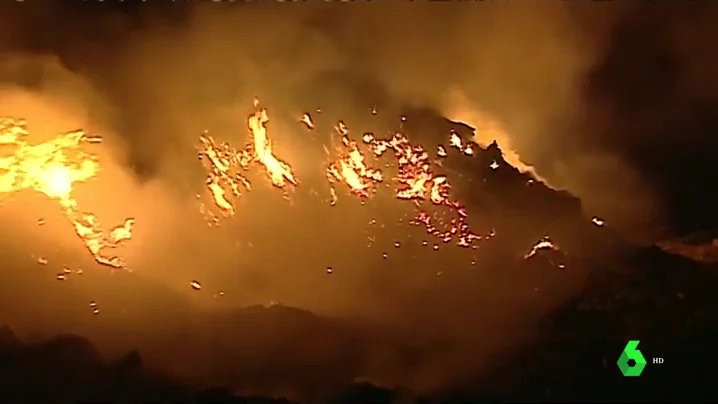El incendio de la fábrica de reciclaje abandonada en Valencia continua activo El incendio de la fábrica de reciclaje abandonada en Valencia continua activo