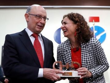 El exministro Montoro y la ministra Montero recogen juntos el premio CERMI El exministro Montoro y la ministra Montero recogen juntos el premio CERMI