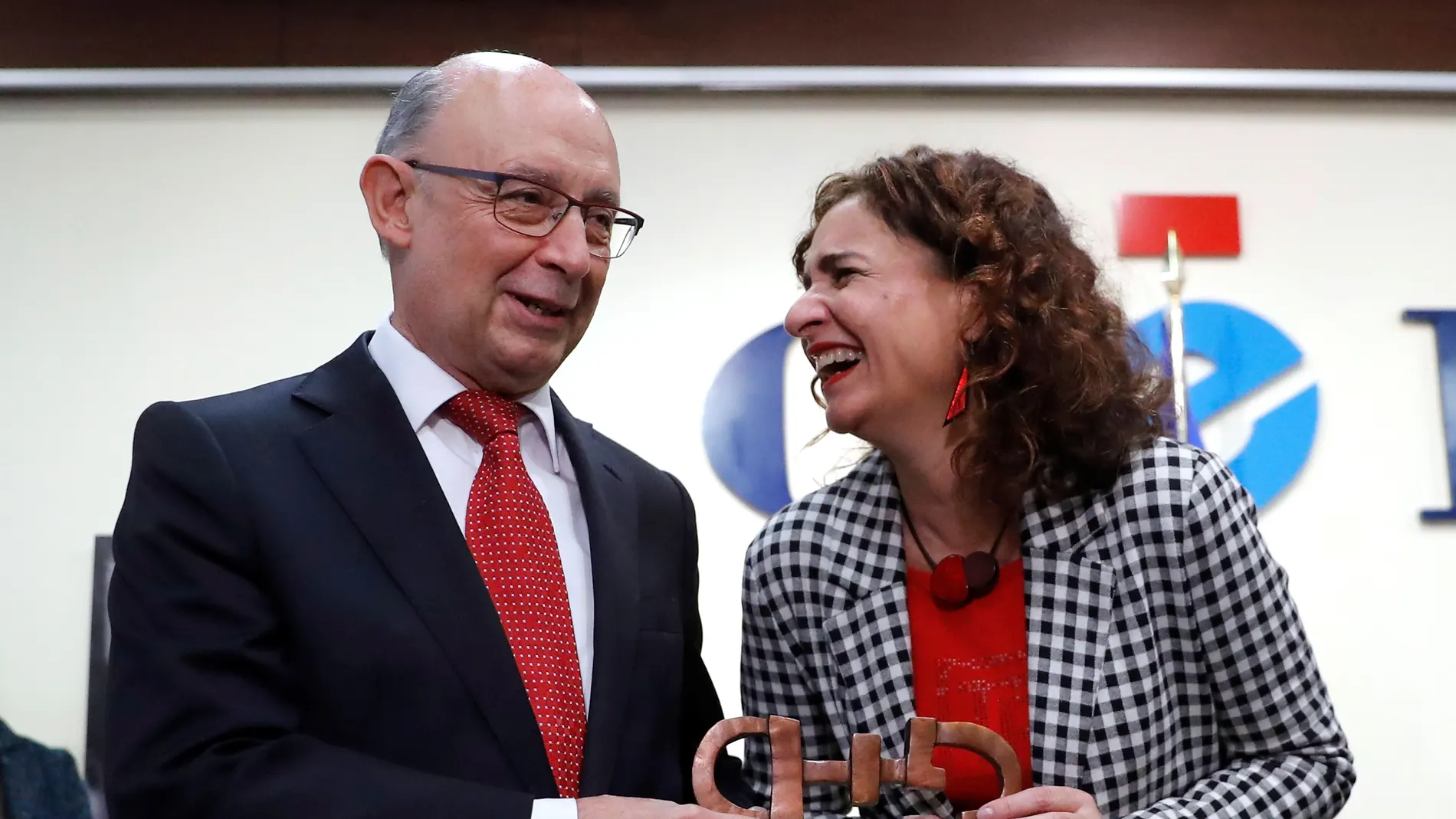 El exministro Montoro y la ministra Montero recogen juntos el premio CERMI