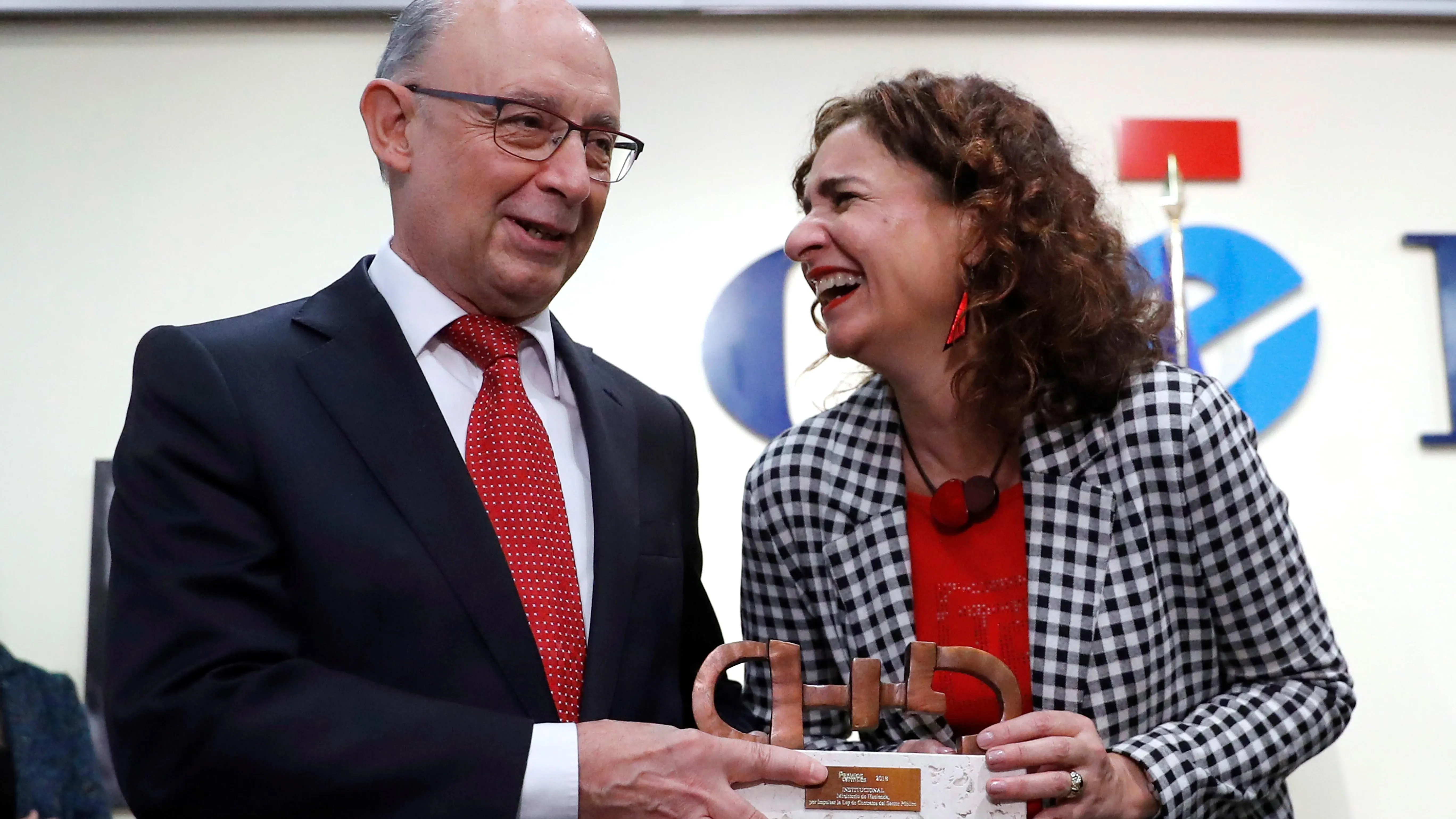 El exministro Montoro y la ministra Montero recogen juntos el premio CERMI