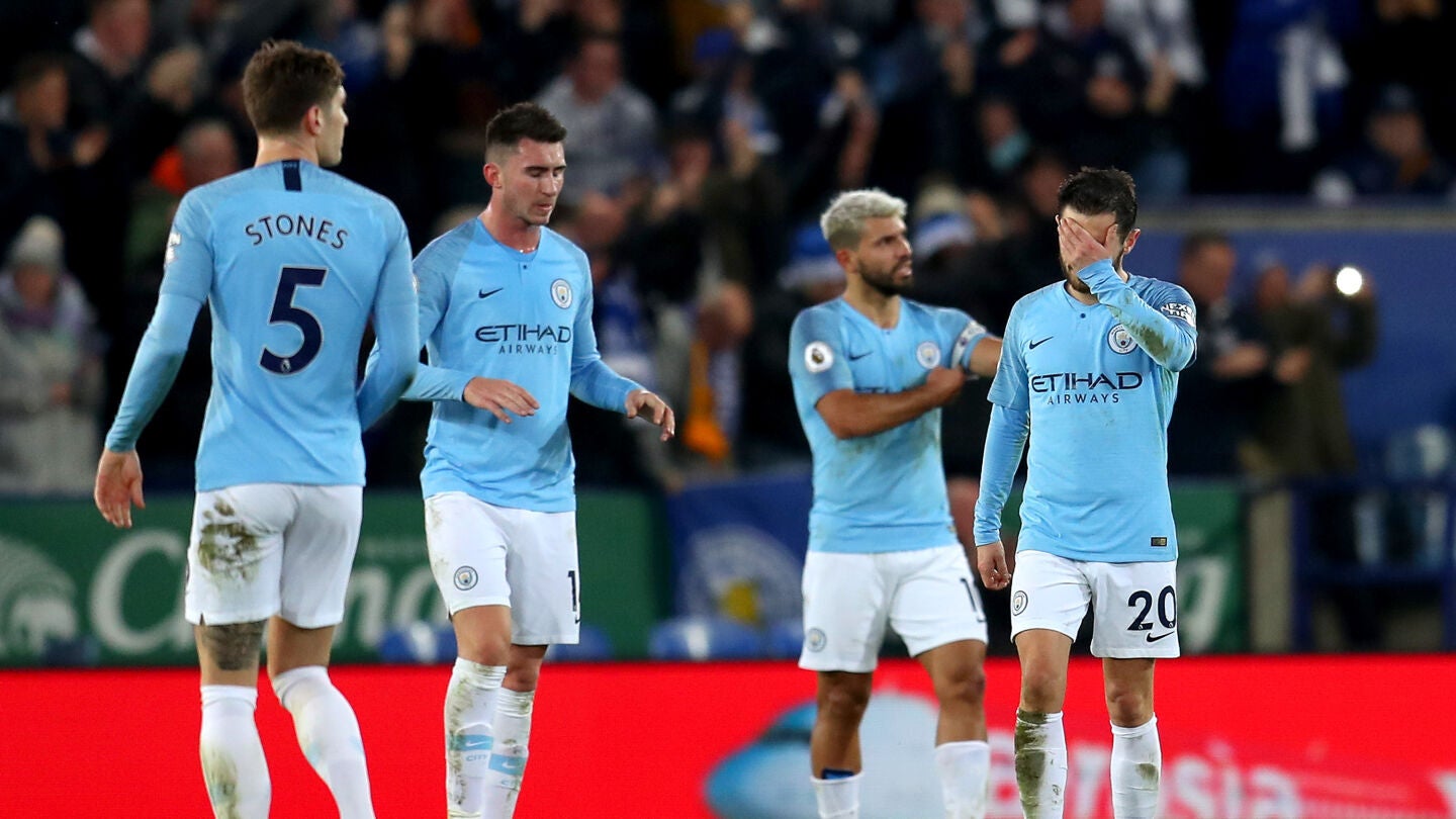 Los jugadores del City lamentan un gol en contra
