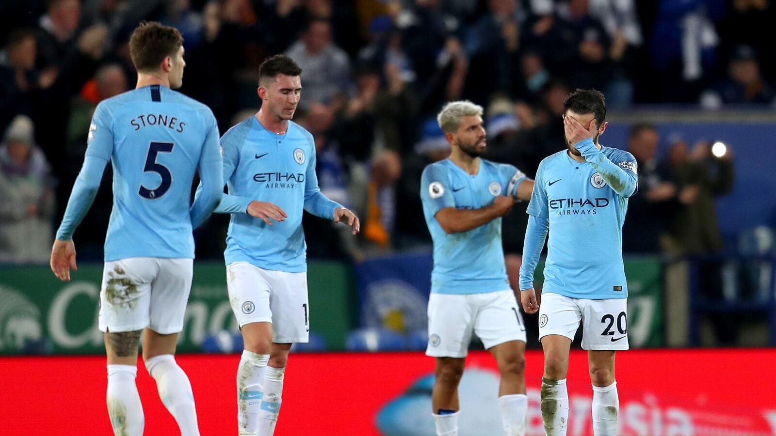 Los jugadores del City lamentan un gol en contra