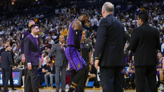 LeBron James abandona el partido tras sufrir una lesión LeBron James abandona el partido tras sufrir una lesión