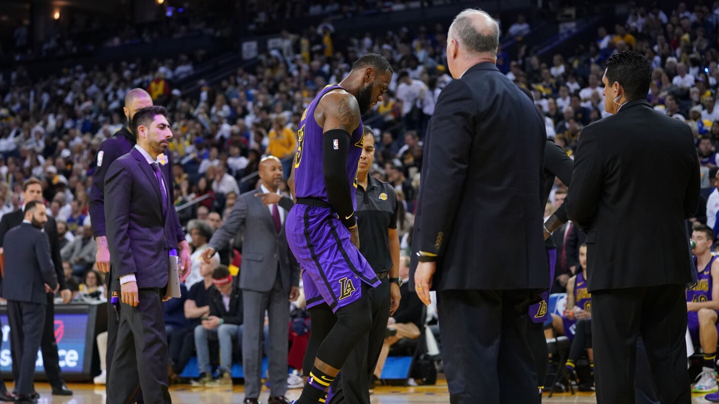 LeBron James abandona el partido tras sufrir una lesi&oacute;n