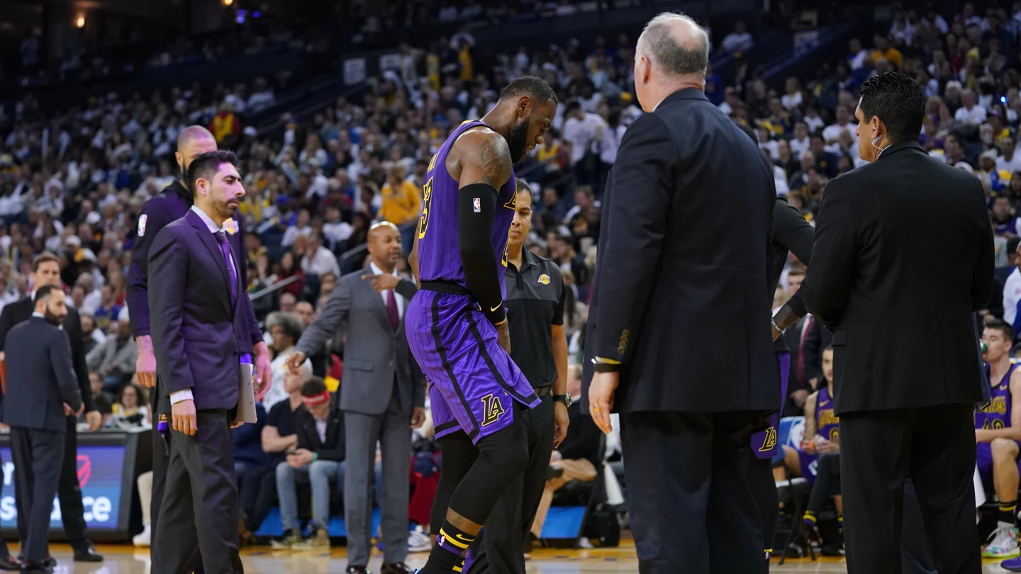 LeBron James abandona el partido tras sufrir una lesión LeBron James abandona el partido tras sufrir una lesión