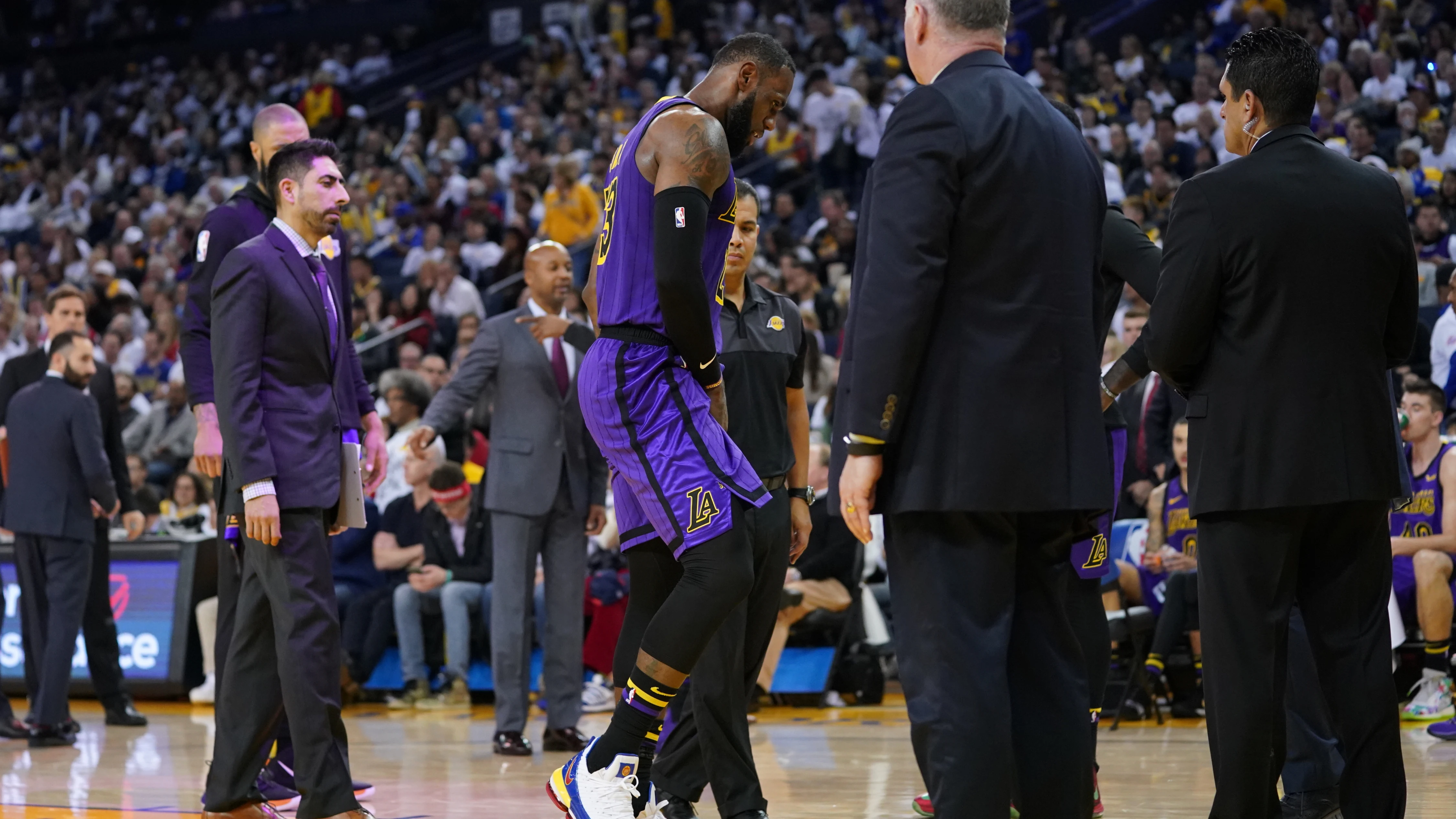 LeBron James abandona el partido tras sufrir una lesión