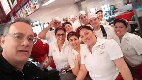 Tom Hanks en la hamburguesería