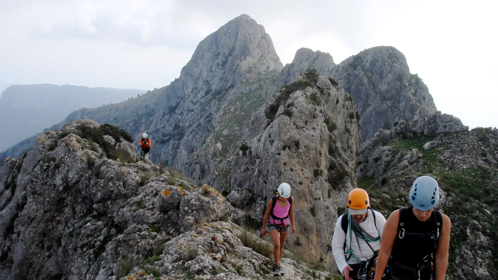 grupo de personas en una montaña