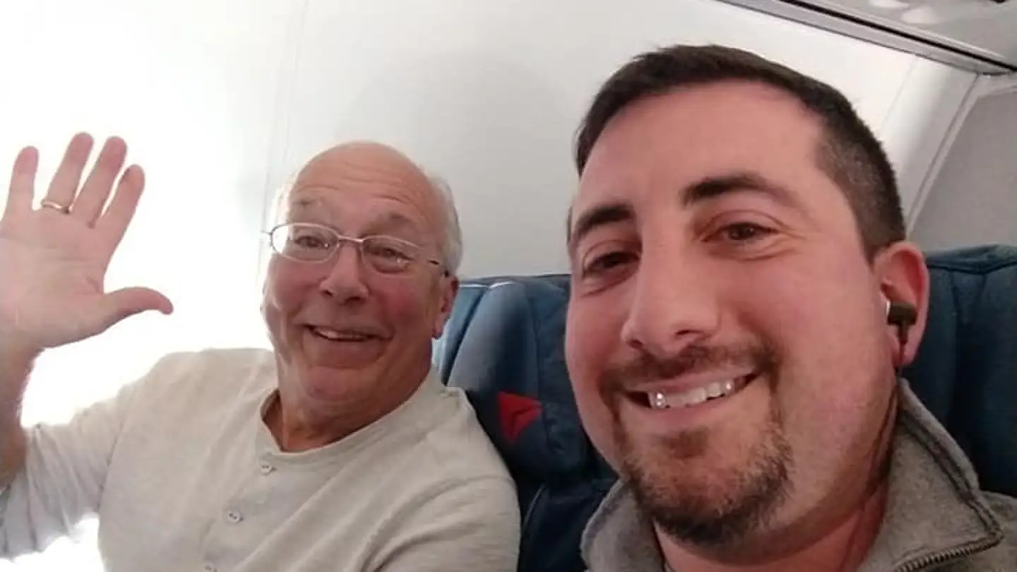 Un padre compra todos los billetes de avión en los que viaja su hija como azafata para pasar la Navidad con ella Un padre compra todos los billetes de avión en los que viaja su hija como azafata para pasar la Navidad con ella