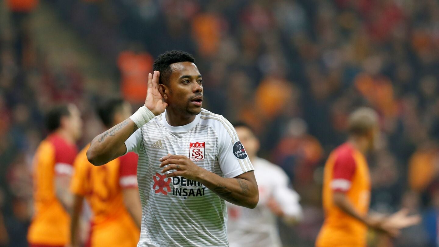 Robinho celebra uno de sus goles en la Superliga turca
