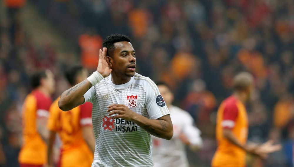 Robinho celebra uno de sus goles en la Superliga turca