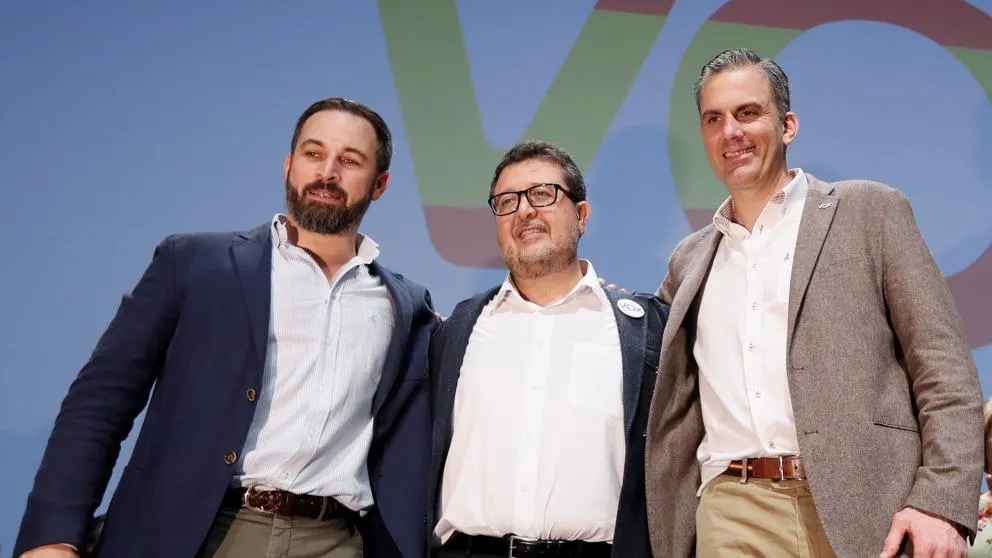 Santiago Abascal, Javier Ortega Smith y el cabeza de lista por Sevilla de Vox, Francisco Serrano