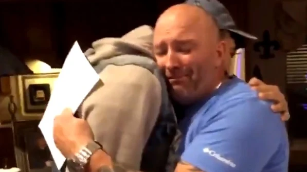 Reacción de su padrastro tras pedirle que le adopte Reacción de su padrastro tras pedirle que le adopte