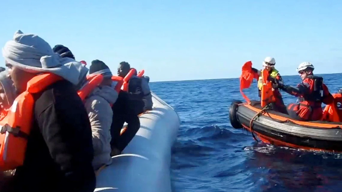 El barco de Sea Watch espera desde el mediterráneo permiso para desembarcar