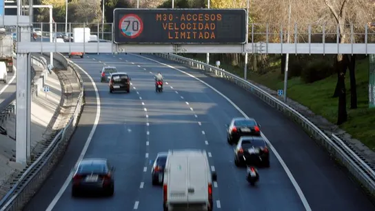 Pantalla de tráfico con aviso de límite de velocidad. Se activa el escenario 2 del protocolo anticontaminación
