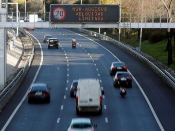 Pantalla de tráfico con aviso de límite de velocidad. Pantalla de tráfico con aviso de límite de velocidad.