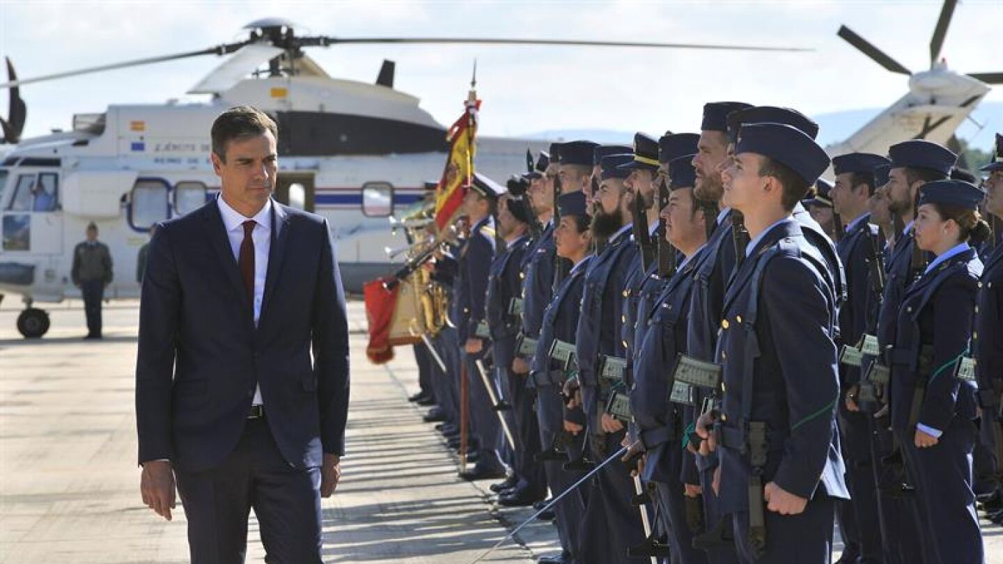 El presidente del Gobierno, Pedro S&aacute;nchez, en una visita a la base a&eacute;rea de Los Llanos
