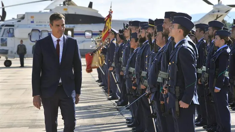 El presidente del Gobierno, Pedro Sánchez, en una visita a la base aérea de Los Llanos