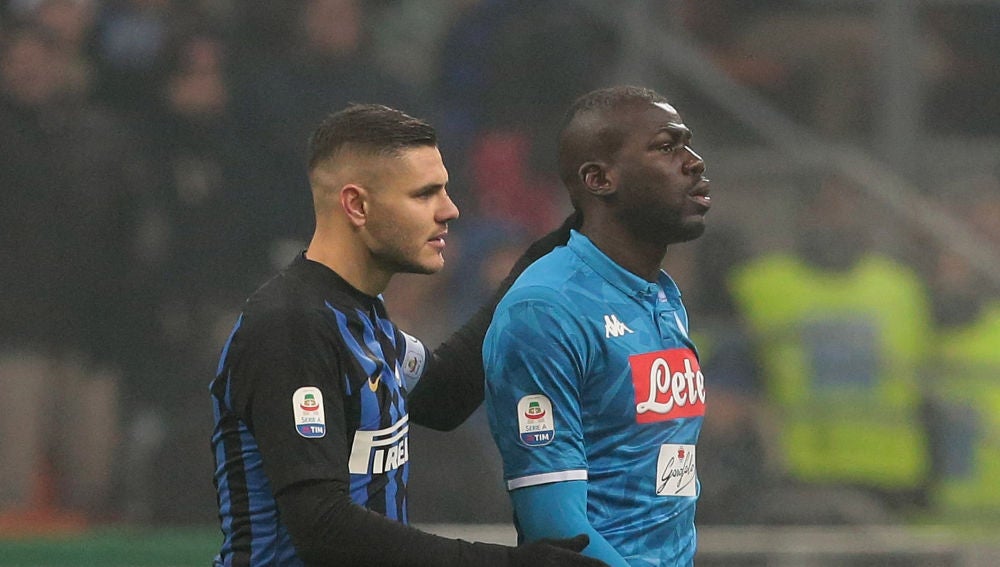 Icardi intenta calmar a Koulibaly en el Inter-Nápoles