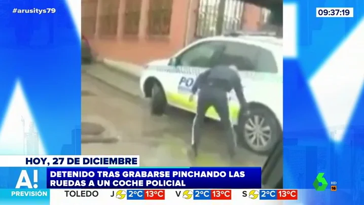 Un joven pincha las ruedas de un coche de Policía