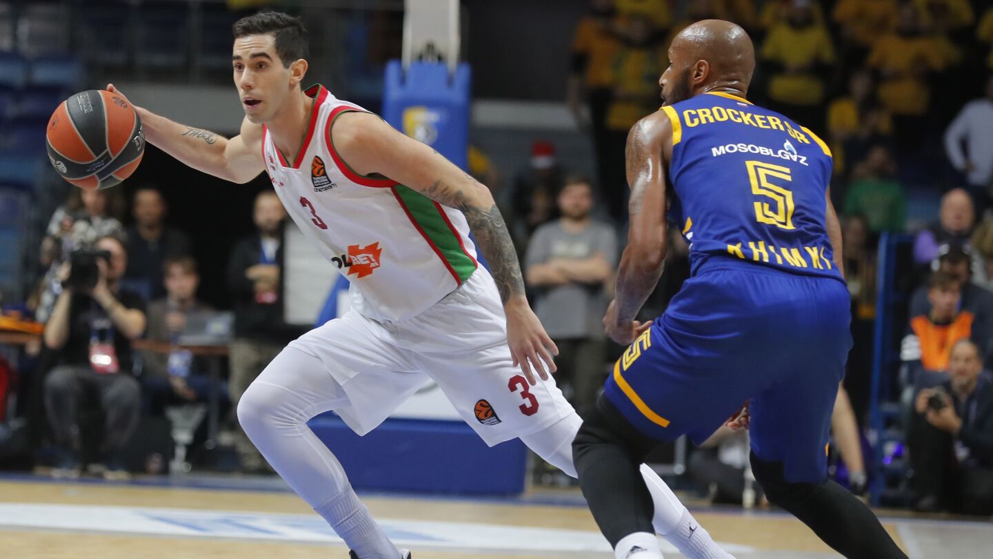 El jugador del Khimki Mosc&uacute; Tony Crocker (d) defienda al jugador del Kirolbet Baskonia Luca Vildoza (i) durante el partido de la Euroliga de baloncesto disputado en Mosc&uacute;