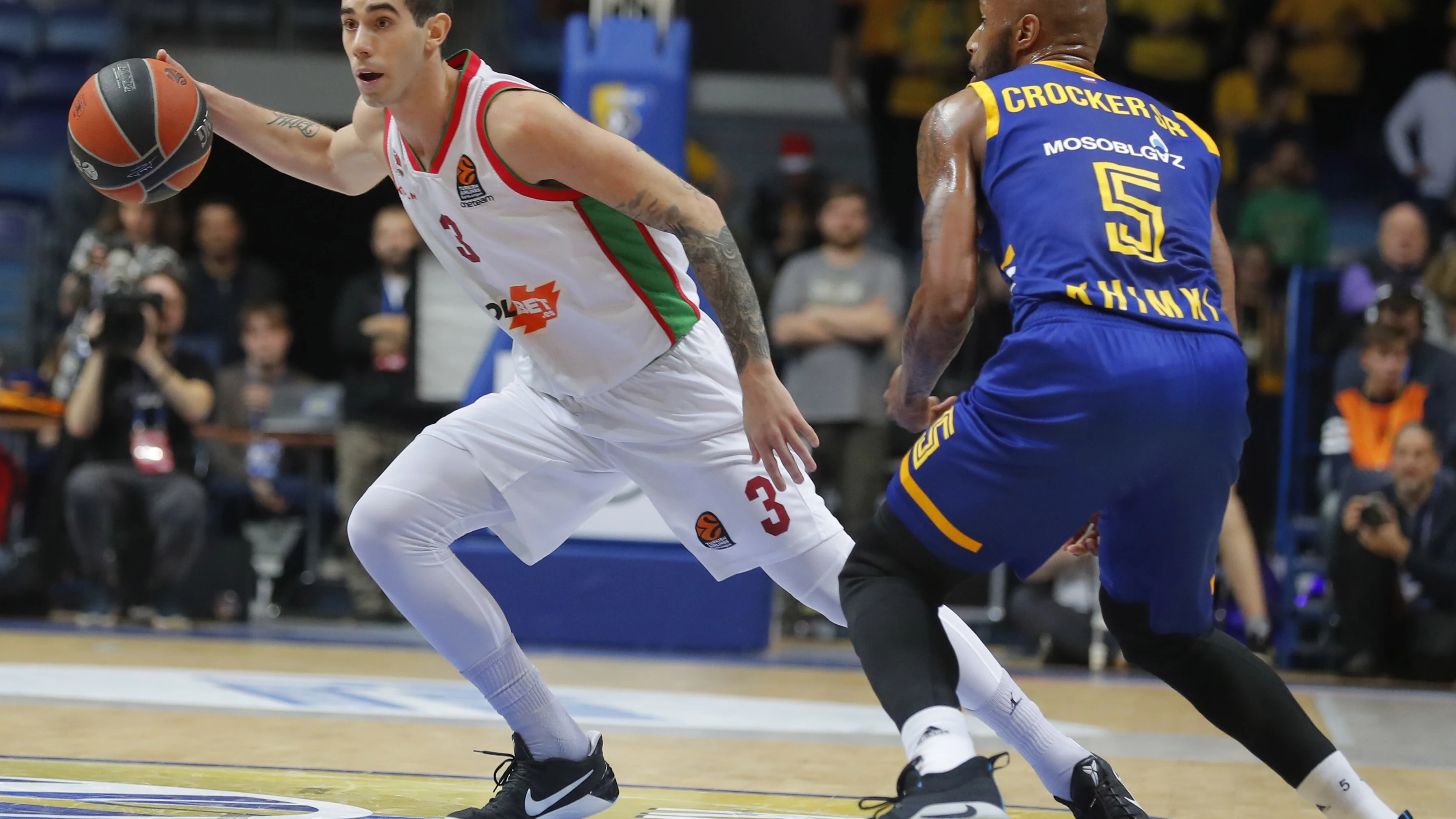 El jugador del Khimki Moscú Tony Crocker (d) defienda al jugador del Kirolbet Baskonia Luca Vildoza (i) durante el partido de la Euroliga de baloncesto disputado en Moscú