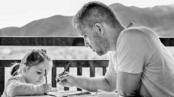 Una hija modela el comportamiento y la forma de pensar entre los hombres