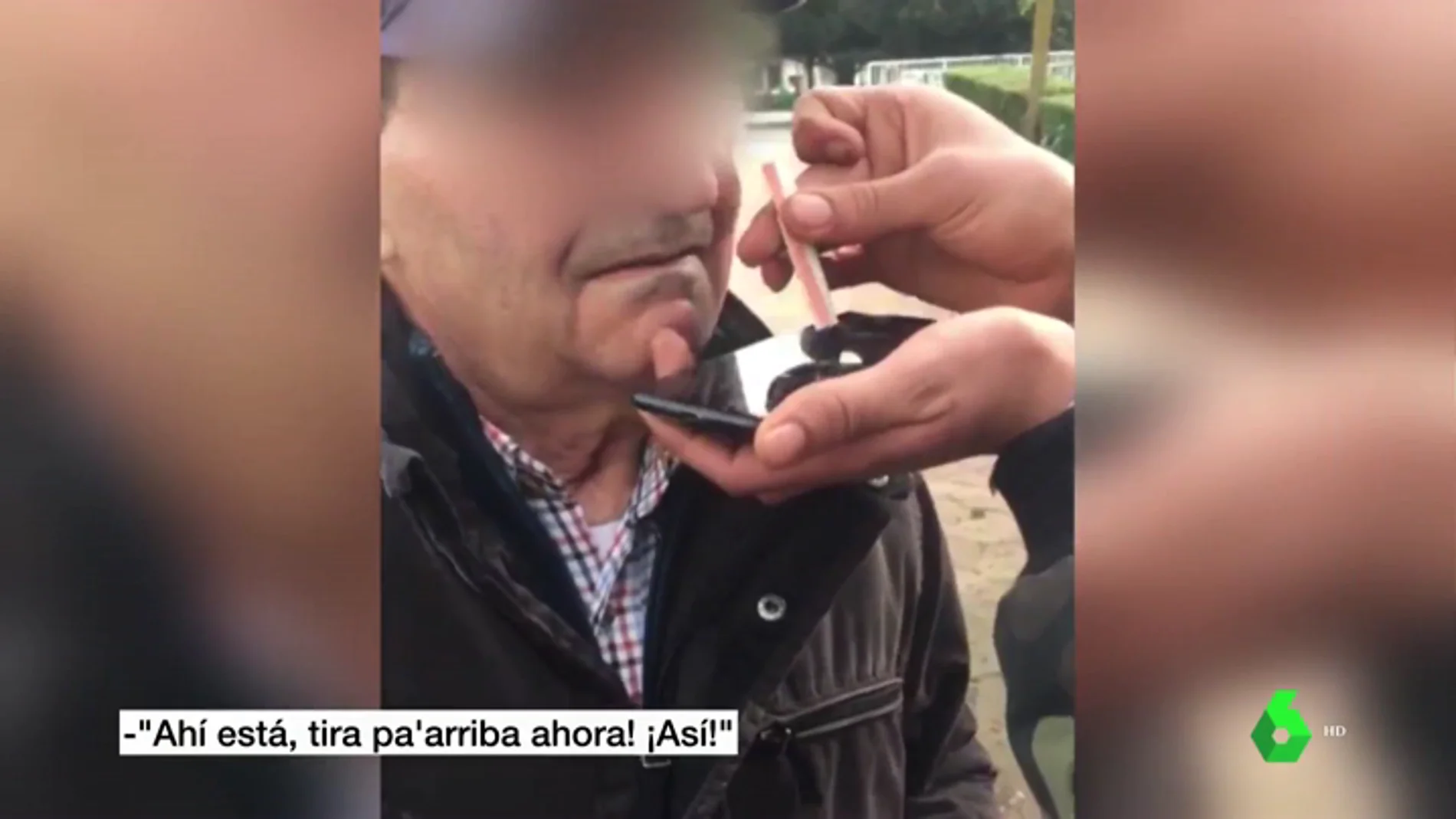 VÍDEO: Cuatro jóvenes obligan a un anciano a esnifar cocaína en Lugo