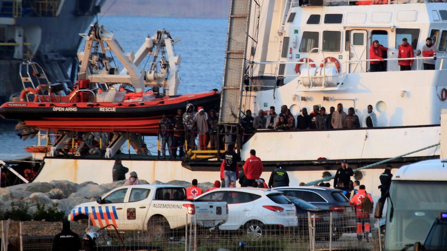 El buque Open Arms ha su llegada al puerto de Crinavis de San Roque, en la Bah&iacute;a de Algeciras